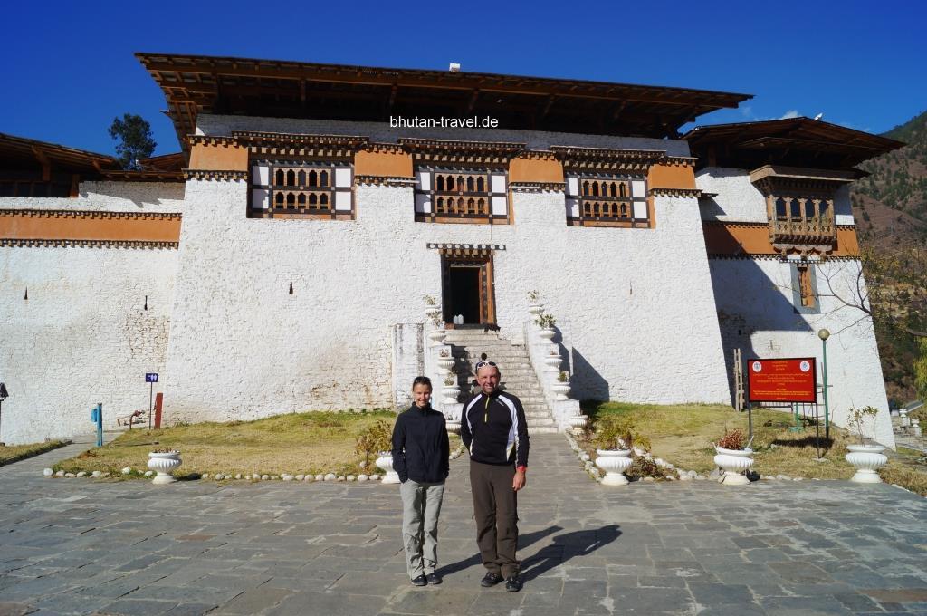 14 Tag Susanne Huber und Heinrich Heinz vor dem Semthoka Dzong